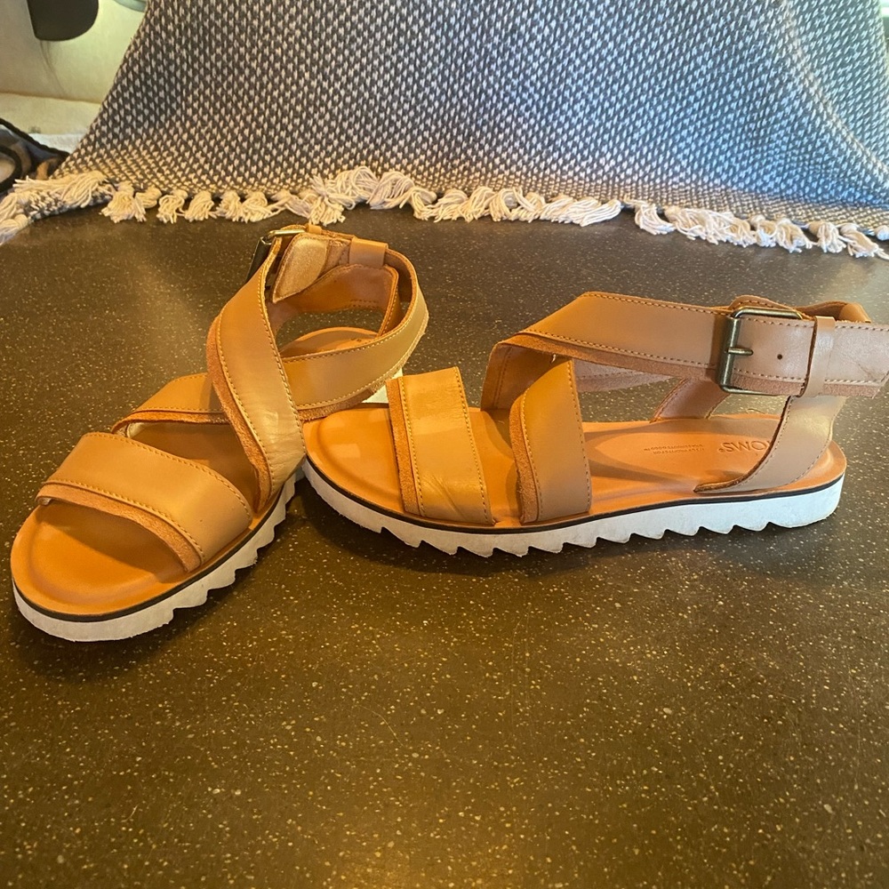 Toms,  7w Nude, gladiator sandals